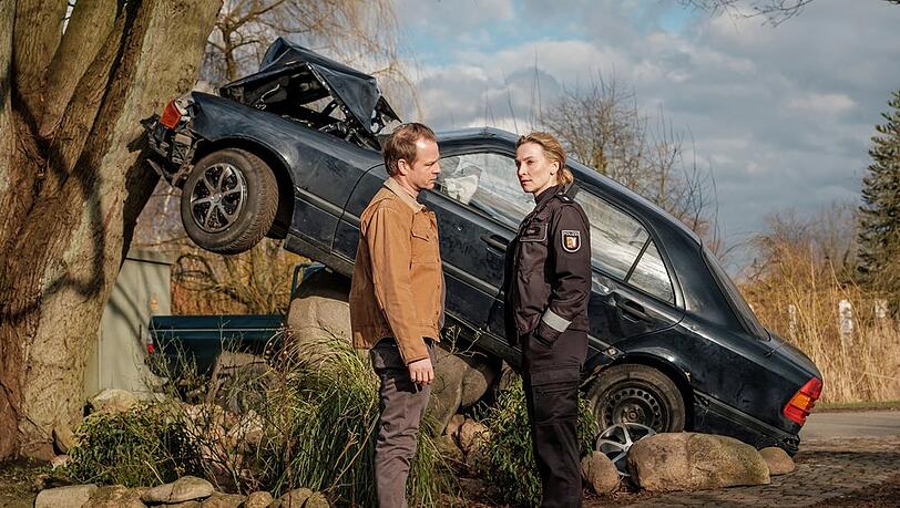 "Nord bei Nordwest: Canasta": Hauke Jacobs (Hinnerk Schönemann) und Hannah Wagner (Jana Klinge) am Unfallort.