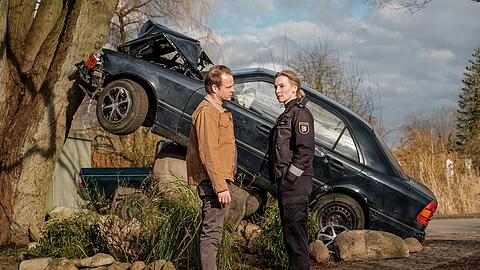"Nord bei Nordwest: Canasta": Hauke Jacobs (Hinnerk Schönemann) und Hannah Wagner (Jana Klinge) am Unfallort.