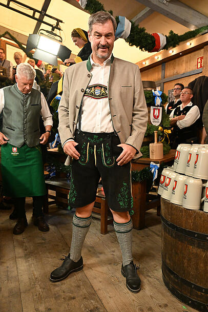 Fescher Auftritt: Der bayerische Ministerpräsident Markus Söder (CSU) vor dem Anstich des ersten Oktoberfestfasses in Tracht im Schottenhamel-Festzelt. Fescher Auftritt: Der bayerische Ministerpräsident Markus Söder (CSU) vor dem Anstich des ersten Oktoberfestfasses in Tracht im Schottenhamel-Festzelt.