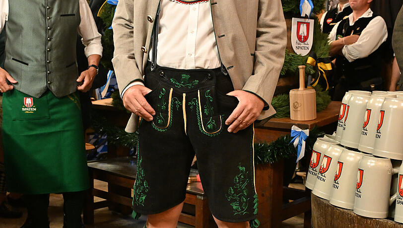 Fescher Auftritt: Der bayerische Ministerpräsident Markus Söder (CSU) vor dem Anstich des ersten Oktoberfestfasses in Tracht im Schottenhamel-Festzelt. Fescher Auftritt: Der bayerische Ministerpräsident Markus Söder (CSU) vor dem Anstich des ersten Oktoberfestfasses in Tracht im Schottenhamel-Festzelt.