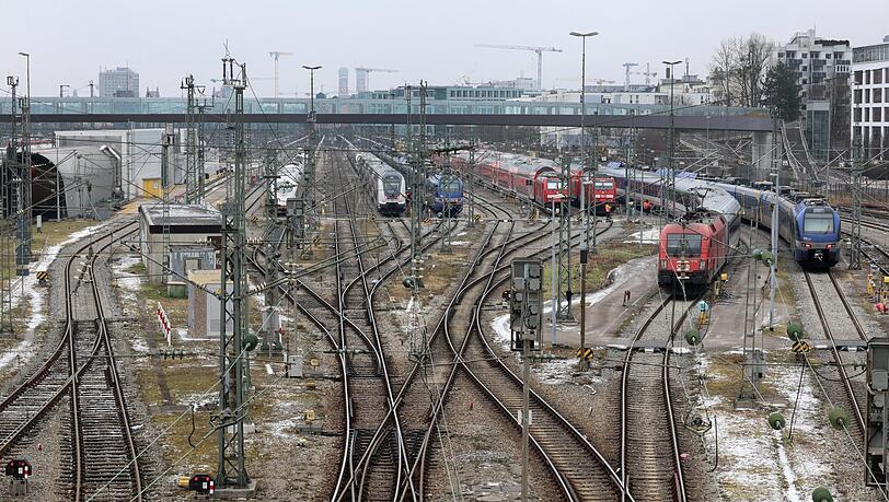 Bereits an der S-Bahn-Haltestelle Donnersbergerbrücke stritt das Paar, später griff die junge Frau Polizeibeamte an (Symbolbild).
