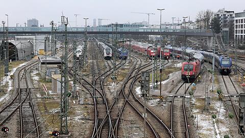 Bereits an der S-Bahn-Haltestelle Donnersbergerbrücke stritt das Paar, später griff die junge Frau Polizeibeamte an (Symbolbild).