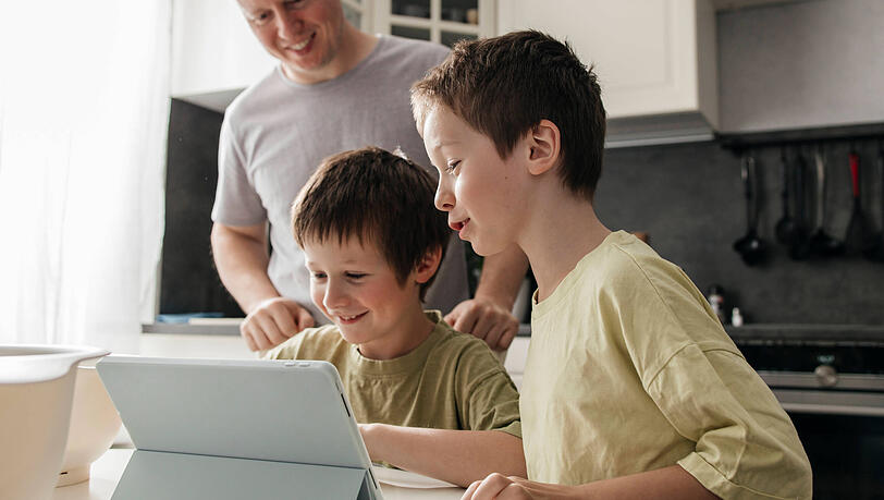 Kinder sind mittlerweile schon im frühen Alter im Internet unterwegs. Eltern sollten daher Maßnahmen ergreifen, um ihren Nachwuchs vor den Risiken im Netz zu schützen.