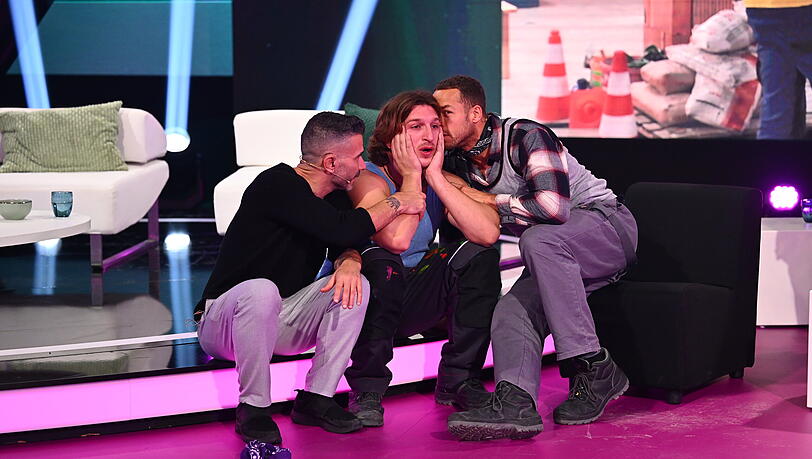 Der "Promi Big Brother"-Kandidat Satansbratan (Mitte) brach im Live-TV in Sat.1 emotional zusammen.