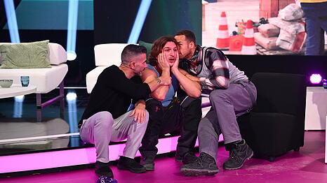 Der "Promi Big Brother"-Kandidat Satansbratan (Mitte) brach im Live-TV in Sat.1 emotional zusammen.