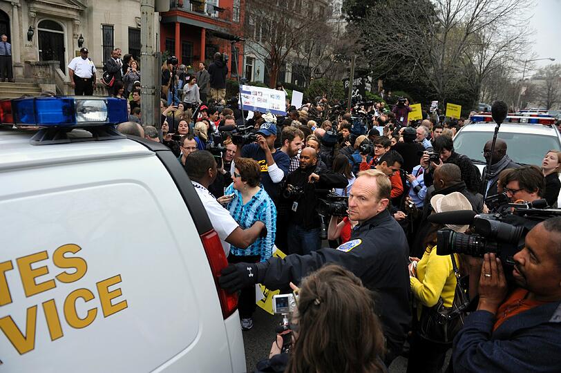 Hollywood-Star George Clooney und sein Vater Nick sind bei einer Protestkundgebung vor der sudanesischen Botschaft in Washington festgenommen worden. Das US-Fernsehen zeigte, wie die beiden in Handschellen von Polizisten abgeführt wurden - sehen Sie hier die Bilder...