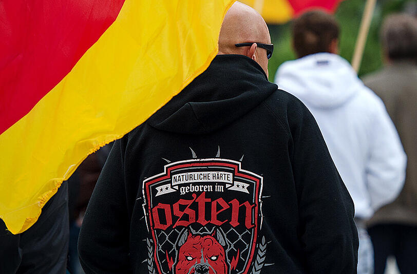 Obwohl im Osten deutlich weniger Ausländer Leben als im Westen Deutschlands, sind Rechtsextreme in den neuen Ländern auf dem Vormarsch. Das zeigt sich vor allem an den fremdenfeindlichen Straftaten.