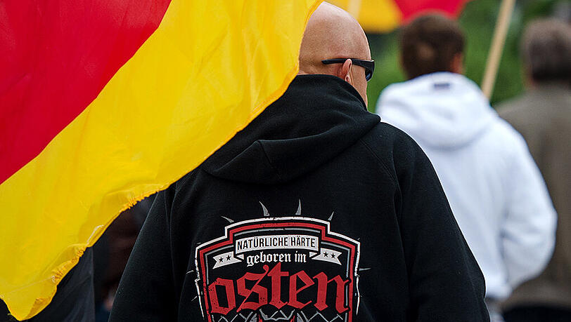 Obwohl im Osten deutlich weniger Ausländer Leben als im Westen Deutschlands, sind Rechtsextreme in den neuen Ländern auf dem Vormarsch. Das zeigt sich vor allem an den fremdenfeindlichen Straftaten. Obwohl im Osten deutlich weniger Ausländer Leben als im Westen Deutschlands, sind Rechtsextreme in den neuen Ländern auf dem Vormarsch. Das zeigt sich vor allem an den fremdenfeindlichen Straftaten.