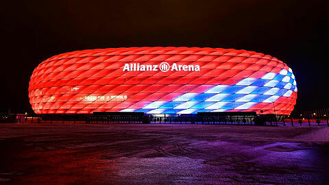 So erstrahlt die Allianz Arena am Dienstag.