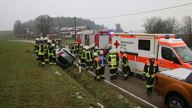 Weshalb der Mann die Kontrolle über seinen Wagen verloren hat, ist noch unklar. Er kam mit mittelschweren Verletzungen ins Krankenhaus.