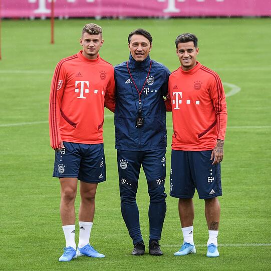 Gestatten, wir sind die Neuen: Bayern-Coach Niko Kovac mit den Neuzugängen Michael Cuisance und Philippe Coutinho (r.)