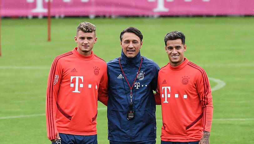 Gestatten, wir sind die Neuen: Bayern-Coach Niko Kovac mit den Neuzugängen Michael Cuisance und Philippe Coutinho (r.) Gestatten, wir sind die Neuen: Bayern-Coach Niko Kovac mit den Neuzugängen Michael Cuisance und Philippe Coutinho (r.)