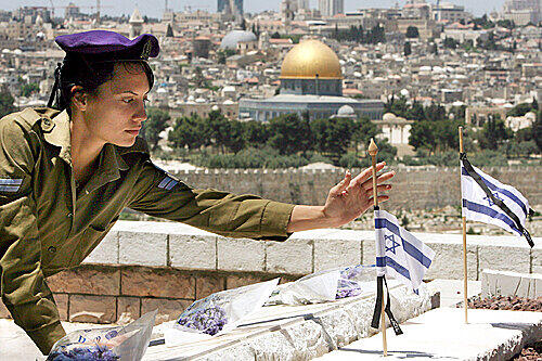 "Die junge Generation ist gespalten": Eine junge Rekrutin in Jerusalem.