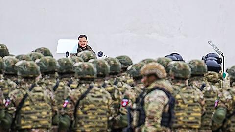 Der ukrainische Präsident Wolodymyr Selenskyj spricht bei einer Militärparade vor der Sophienkathedrale in Kiew.