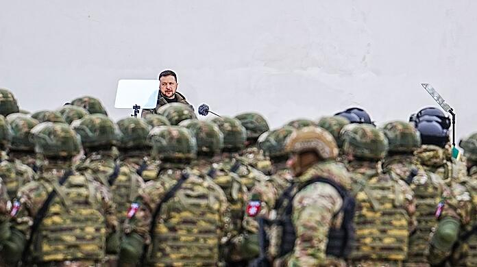 Der ukrainische Präsident Wolodymyr Selenskyj spricht bei einer Militärparade vor der Sophienkathedrale in Kiew.