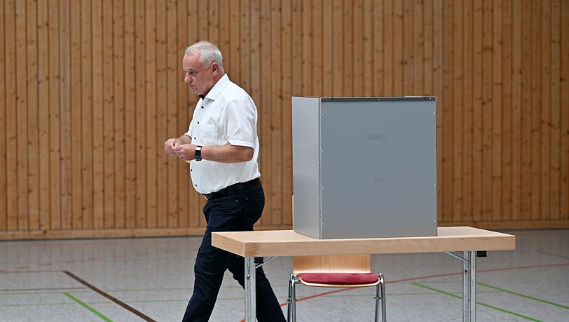 Jürgen Köpper (CDU) wählt im Wahllokal in der Meng-Hämm-Arena für die Stichwahl des Landrats im Landkreis Sonneberg.