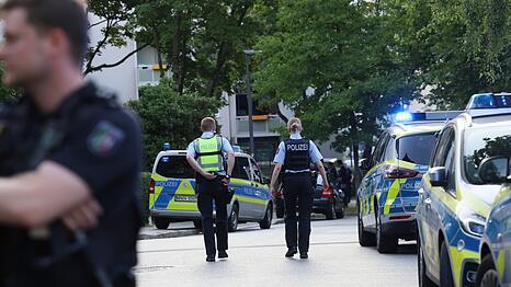 Bei einer Massenschlägerei mit bis zu 100 beteiligten Menschen in Heiligenhaus in Nordrhein-Westfalen sind sieben Menschen verletzt worden.