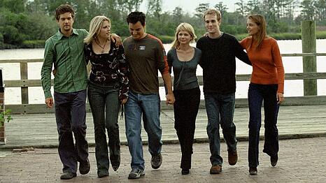 Joshua Jackson, Busy Philipps, Kerr Smith, Michelle Williams, James Van Der Beek und Katie Holmes (v.l.n.r.) spielten gemeinsam in "Dawson's Creek".