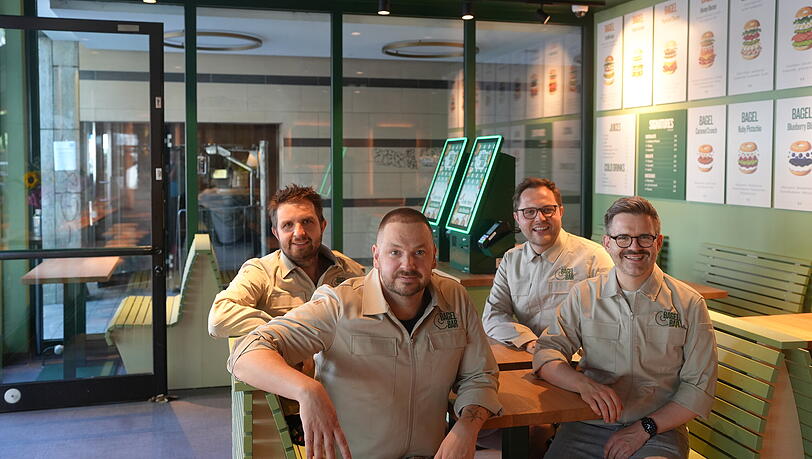 V.l.: Johannes Vollath, Ivan Akrap, Andreas Vollath und Manfred Sterr. Im Hintergrund die beiden Bestell-Terminals.