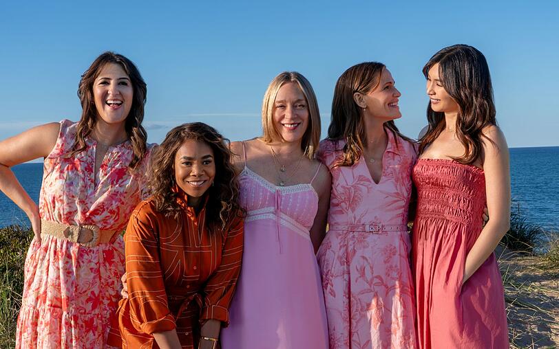 Brooke Kirtley (D'Arcy Carden, links), Dru-Ann Jones (Regina Hall, zweite von links), Tatum McKenzie (Chlo&euml; Sevigny, Mitte), Hollis Shaw (Jennifer Garner, zweite von rechts) und Gigi Ling (Gemma Chan) verbringen ein gemeinsames Wochenende auf einer exklusiven Ferieninsel.