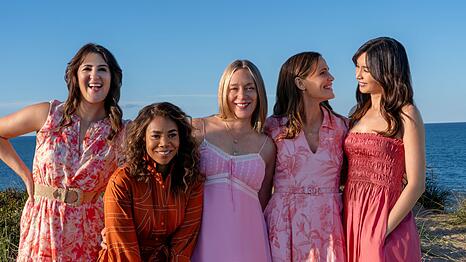 Brooke Kirtley (D'Arcy Carden, links), Dru-Ann Jones (Regina Hall, zweite von links), Tatum McKenzie (Chlo&euml; Sevigny, Mitte), Hollis Shaw (Jennifer Garner, zweite von rechts) und Gigi Ling (Gemma Chan) verbringen ein gemeinsames Wochenende auf einer exklusiven Ferieninsel.