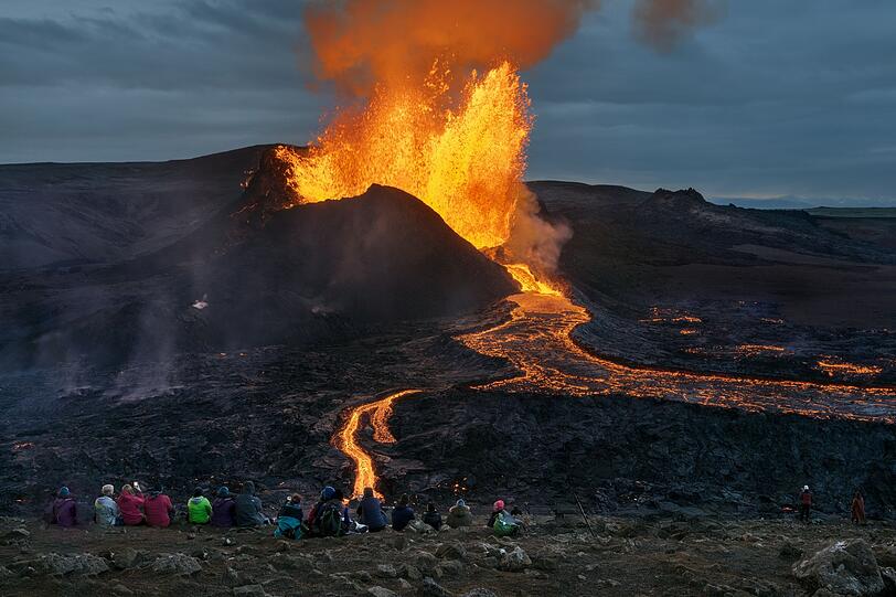 Islands wilde Sch&ouml;nheit ist faszinierend - aber auch gef&auml;hrlich. Aktive Vulkane, sprudelnde Geysire und hei&szlig;e Thermalquellen locken jedes Jahr Millionen Besucher an, die das Naturwunder hautnah erleben wollen. Doch viele untersch&auml;tzen die unberechenbaren Naturgewalten, &uuml;berschreiten Absperrungen f&uuml;r das perfekte Foto und bringen sich und Rettungskr&auml;fte in Gefahr.