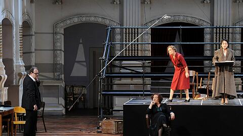 Wolfgang Koch (v.l.) als Färber, Evelyn Herlitzius als Färberin, Michaela Schuster als Amme und Anne Schwanewilms als Die Kaiserin in Salzburg im Grossen Festspielhaus waehrend der Fotoprobe zur "Frau ohne Schatten" von Richard Strauss.