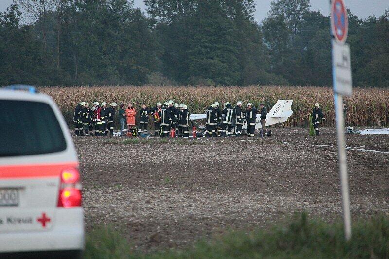Warum das Ultraleichtflugzeug am Mittwochabend am Flugplatz Ellermühle abstürzte, ist bisher nicht klar. Die beiden Insassen mussten schwer verletzt aus dem Wrack geborgen werden.