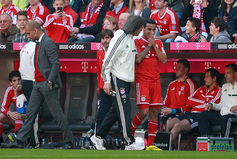 Nicht immer einer Meinung: Pep Guardiola (li.), Dr. Müller Wohlfahrt (m.) und Thiago (re.)