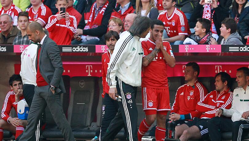 Nicht immer einer Meinung: Pep Guardiola (li.), Dr. Müller Wohlfahrt (m.) und Thiago (re.) Nicht immer einer Meinung: Pep Guardiola (li.), Dr. Müller Wohlfahrt (m.) und Thiago (re.)