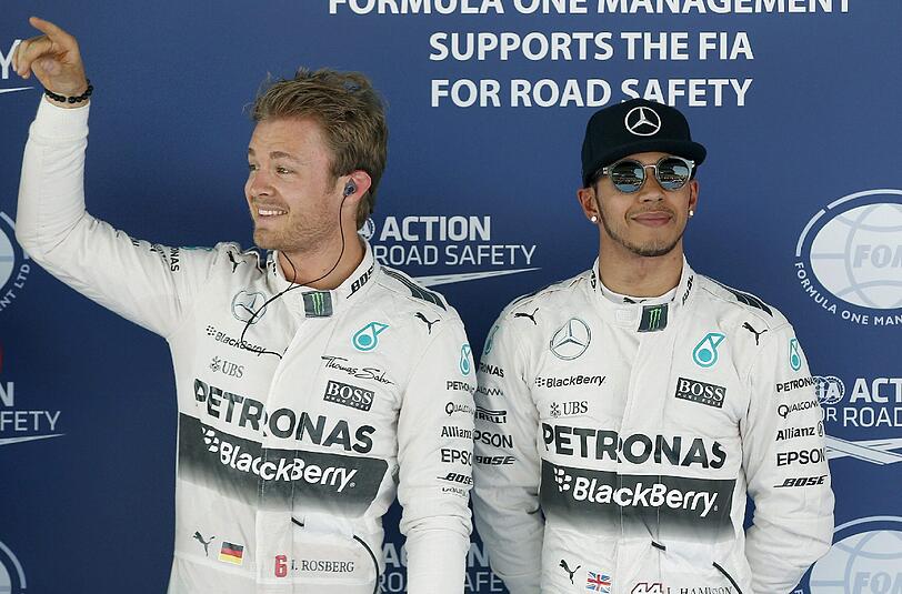 Nico Rosberg freut sich über seinen ersten Saisonsieg. Teamkollege Lewis Hamilton schafft es auf den zweiten Platz.