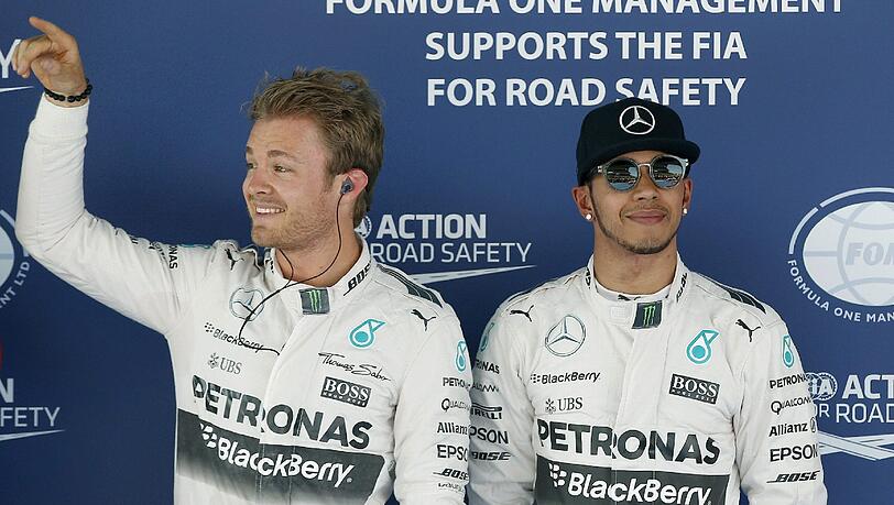Nico Rosberg freut sich über seinen ersten Saisonsieg. Teamkollege Lewis Hamilton schafft es auf den zweiten Platz. Nico Rosberg freut sich über seinen ersten Saisonsieg. Teamkollege Lewis Hamilton schafft es auf den zweiten Platz.