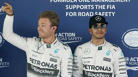 Nico Rosberg freut sich über seinen ersten Saisonsieg. Teamkollege Lewis Hamilton schafft es auf den zweiten Platz.