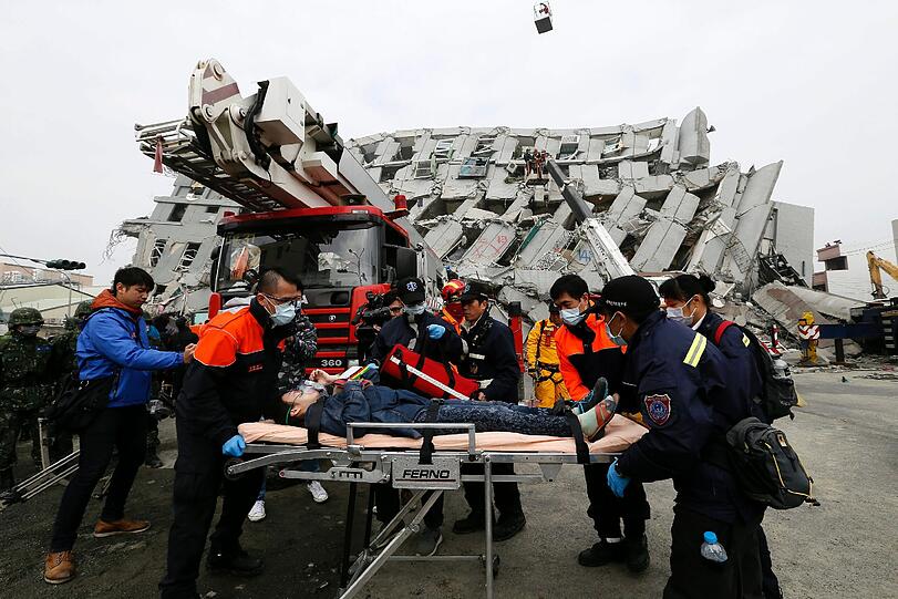 Bei einem schweren Erdbeben in Taiwan kamen mindestens fünf Menschen ums Leben, zahlreiche wurden verletzt. Rettungskräfte suchen seit den Morgenstunden nach Verschütteten.