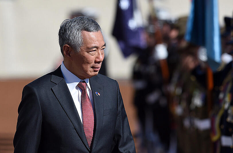 Er ist auf Platz 1: Lee Hsien Loong, Regierungschef von Singapur, schlägt sie alle. Der Sohn des Staatsgründers Lee Kuan Yew ist mit seinem Jahresgehalt von 1,7 Millionen US-Dollar seinen Amtskollegen im Rest der Welt meilenweit voraus.