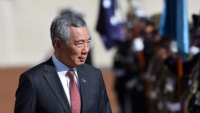 Er ist auf Platz 1: Lee Hsien Loong, Regierungschef von Singapur, schlägt sie alle. Der Sohn des Staatsgründers Lee Kuan Yew ist mit seinem Jahresgehalt von 1,7 Millionen US-Dollar seinen Amtskollegen im Rest der Welt meilenweit voraus. Er ist auf Platz 1: Lee Hsien Loong, Regierungschef von Singapur, schlägt sie alle. Der Sohn des Staatsgründers Lee Kuan Yew ist mit seinem Jahresgehalt von 1,7 Millionen US-Dollar seinen Amtskollegen im Rest der Welt meilenweit voraus.
