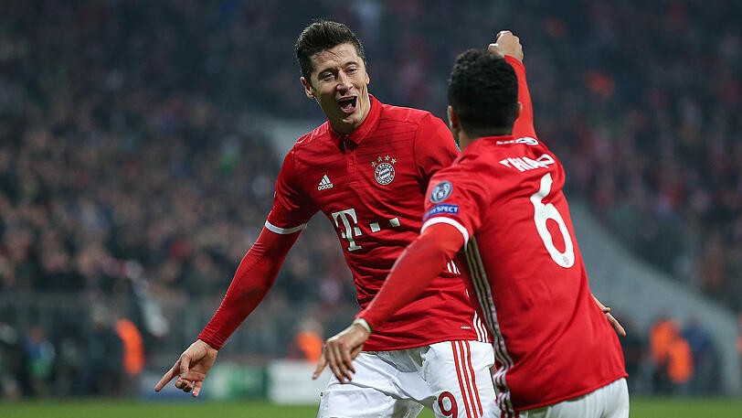 Goalgetter und Vorbereiter: Robert Lewandowski. Hier mit dem zweifachen Torschützen Thiago (rechts).