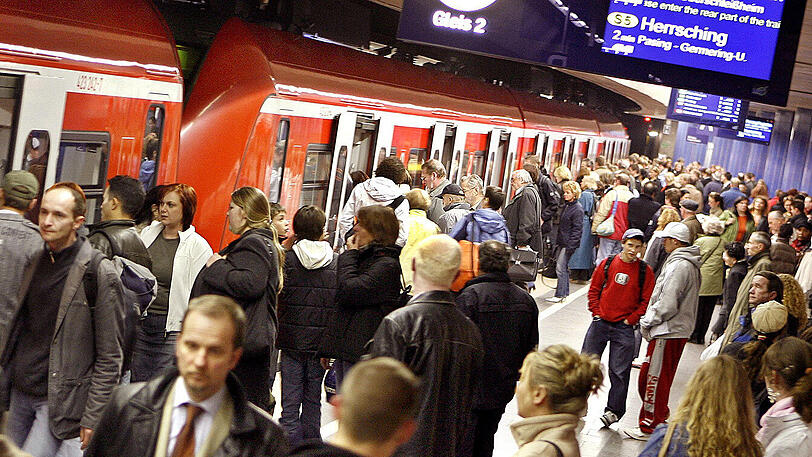 Zur Rush Hour ist das Münchner Verkehrssystem mit diesem Ansturm schon jetzt heillos überfordert.