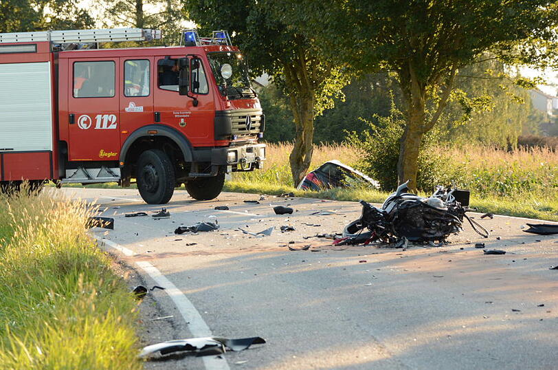 Trümmerhaufen nach Frontalcrash - die Bilder vom Unfallort zwischen Altfraunhofen und Geisenhausen.
