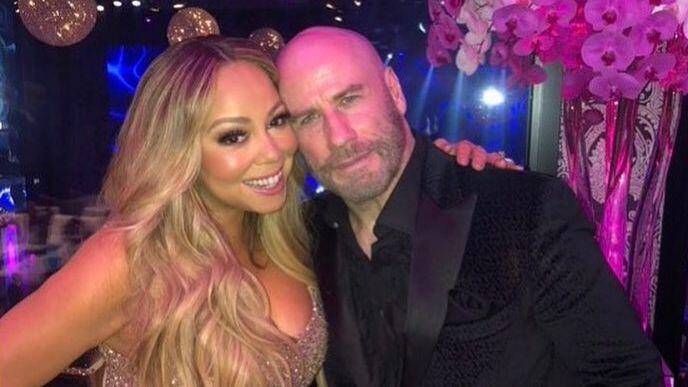 Mariah Carey feiert mit John Travolta.