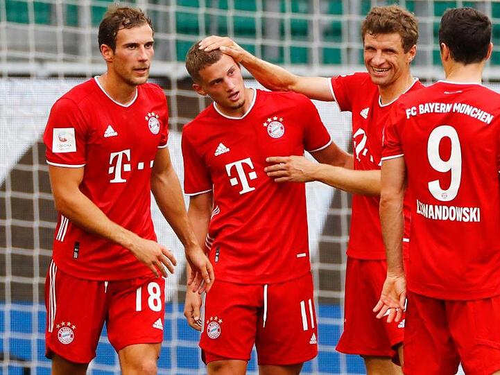 Leon Goretzka (l) schaut in die Runde. Foto: Kai Pfaffenbach/Reuters-Pool/dpa