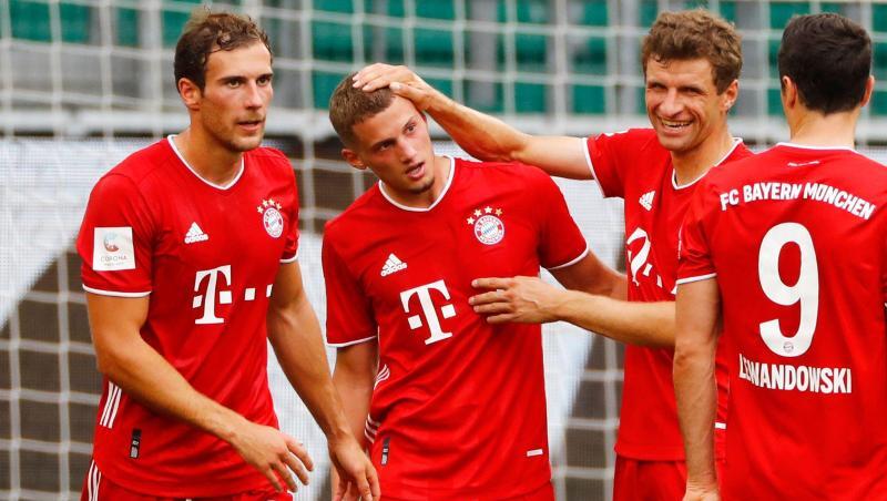 Leon Goretzka (l) schaut in die Runde. Foto: Kai Pfaffenbach/Reuters-Pool/dpa