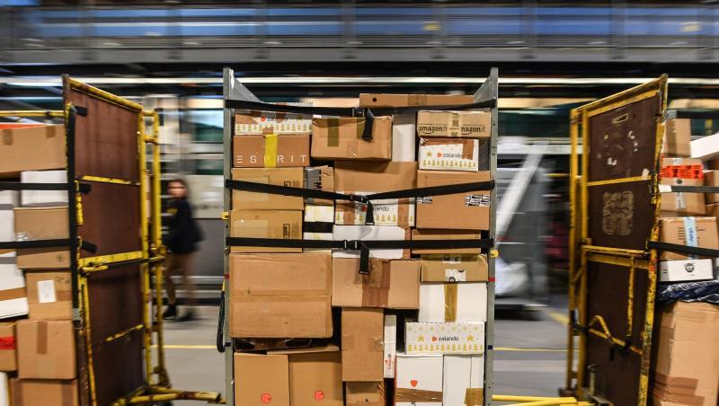 Mehr als 3,5 Milliarden Pakete werden in diesem Jahr in Deutschland ausgeliefert - dem boomenden Onlinehandel sei Dank. Mehr als 3,5 Milliarden Pakete werden in diesem Jahr in Deutschland ausgeliefert - dem boomenden Onlinehandel sei Dank.