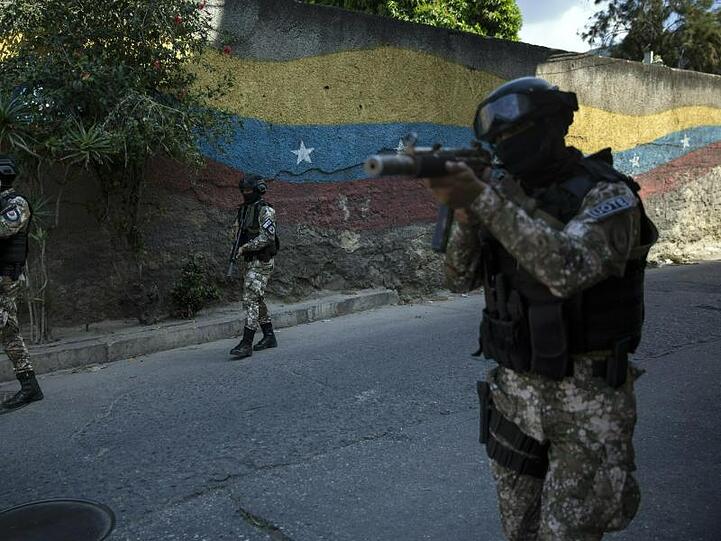 Mitglieder der Polizeispezialeinheit Faes patrouillieren im Antimano-Viertel In der Hauptstadt Caracas.