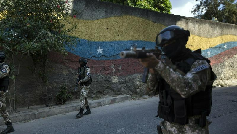 Mitglieder der Polizeispezialeinheit Faes patrouillieren im Antimano-Viertel In der Hauptstadt Caracas. Mitglieder der Polizeispezialeinheit Faes patrouillieren im Antimano-Viertel In der Hauptstadt Caracas.