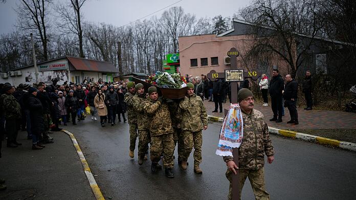 Ukrainische Soldaten tragen den Sarg eines Kameraden, der in Bachmut im Kampf gefallen ist.