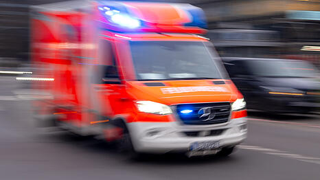 Drei Menschen wurden bei dem Unfall leicht verletzt und kamen ins Krankenhaus. (Symbolbild)