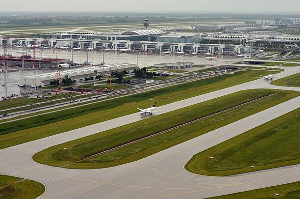 Der Flughafen München ist der zweitgrößte Deutschlands. Er könnte ein Verkehrsknotenpunkt werden, wenn er einen Fernzuganschluss bekäme.