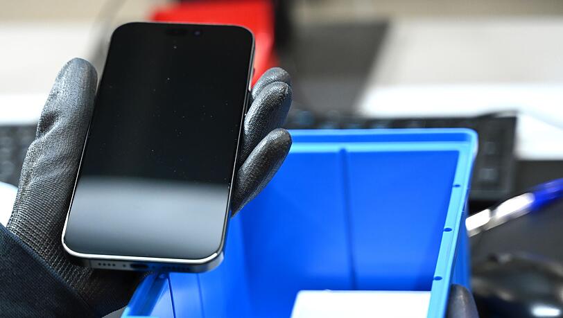 Ein gebrauchtes Smartphone wird general&uuml;berholt und f&uuml;r den Wiederverkauf flottgemacht. (Symbolbild)