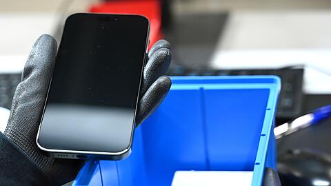 Ein gebrauchtes Smartphone wird general&uuml;berholt und f&uuml;r den Wiederverkauf flottgemacht. (Symbolbild)